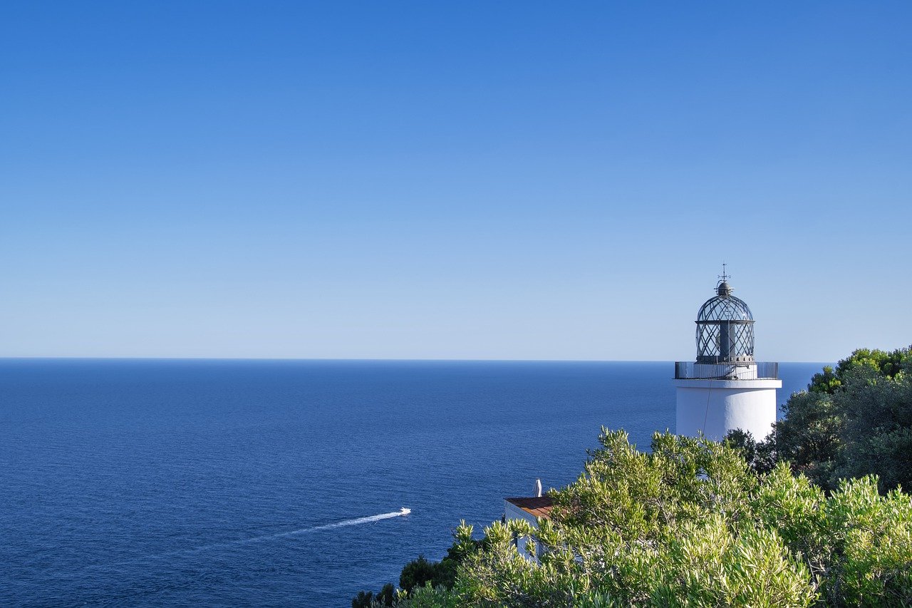 sea, lighthouse, horizon-7446433.jpg