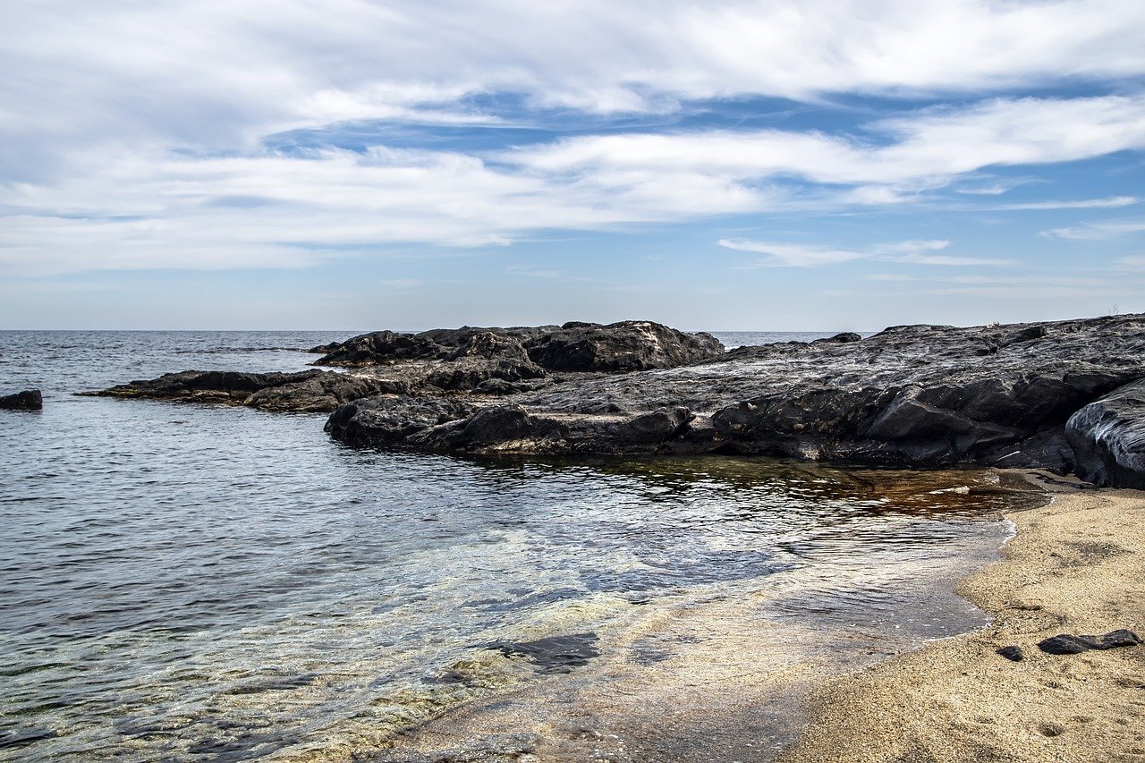 sea, beach, rocks-7988929.jpg